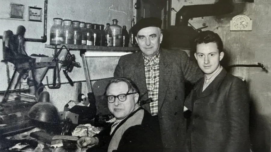 Historisches Schwarz-Weiß-Foto der Goldschmiedewerkstatt Grützmacher in Birkenwerder, drei Generationen bei der Arbeit